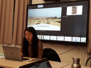 Wenzhuo Shi presents her material
